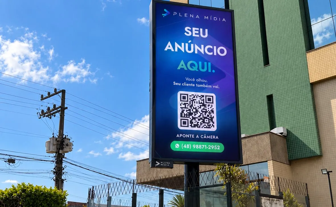 Mega painel de LED da Plena com anúncio em ponto de alta circulação